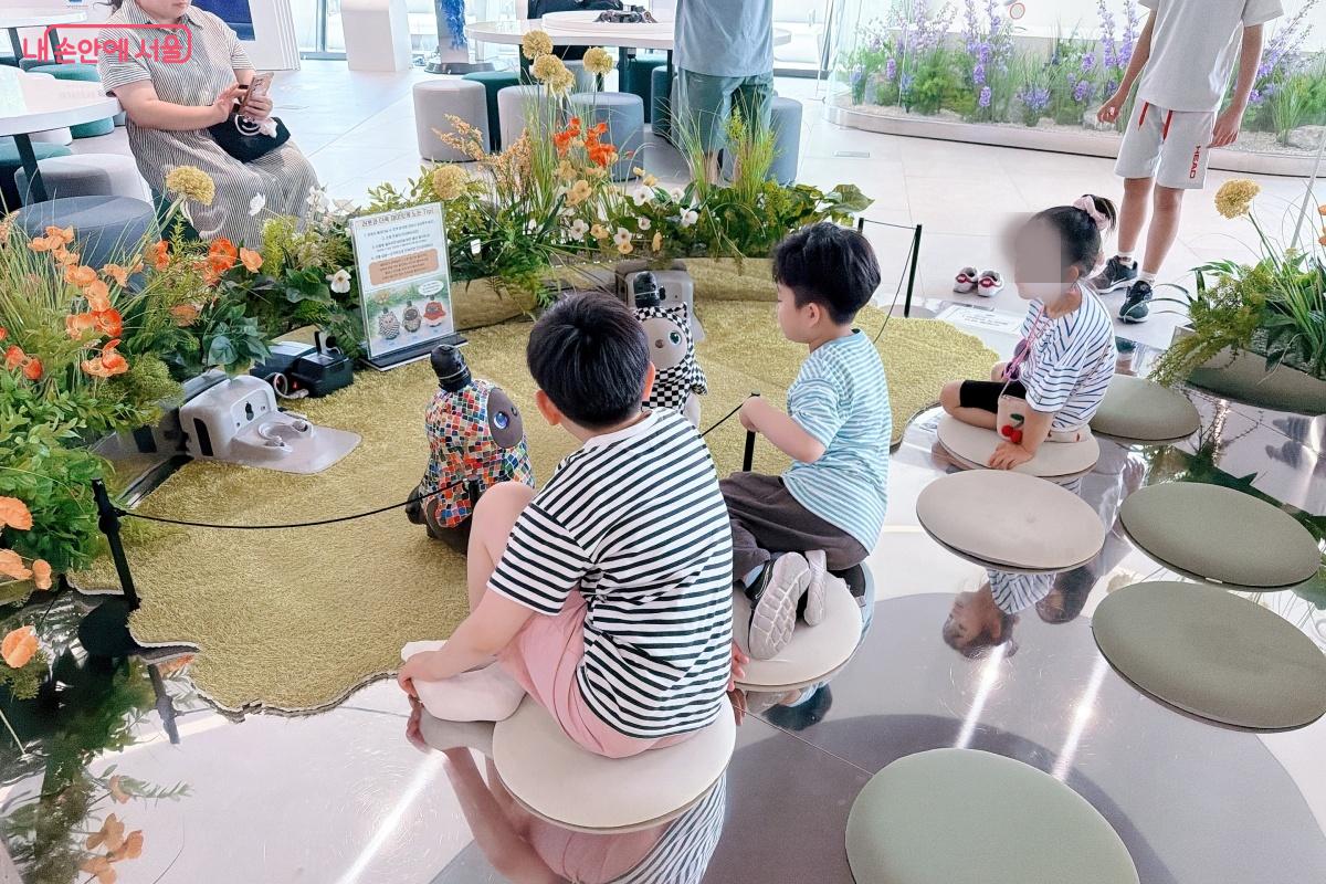 아이들에게 인기가 많은 인형 모양의 로봇, 러봇 &copy;노윤지