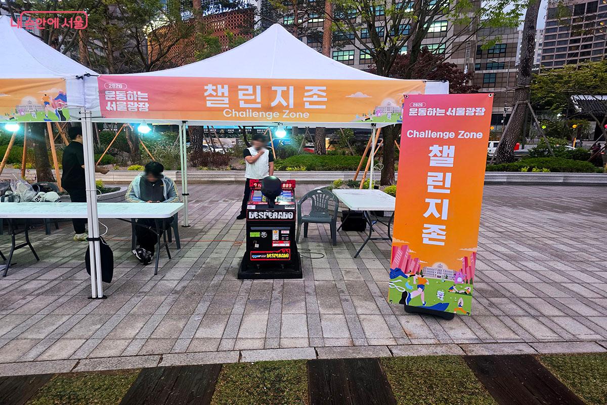 펀치 기구로 간단한 챌린지와 선물 증정 이벤트도 진행했다. &copy;양순남