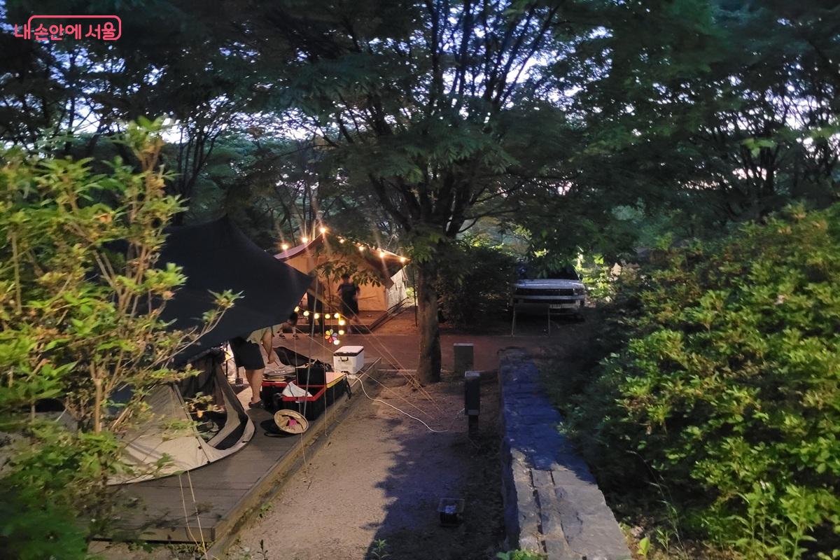 야간 조명이 켜진 중랑가족캠핑장 캠핑 사이트 풍경 &copy;조연
