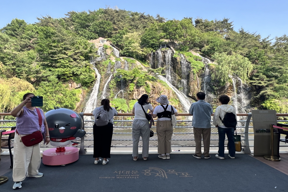 서대문 홍제천변을 따라 걷다 보면 볼거리가 이어져 산책이 즐겁다. ©박지영