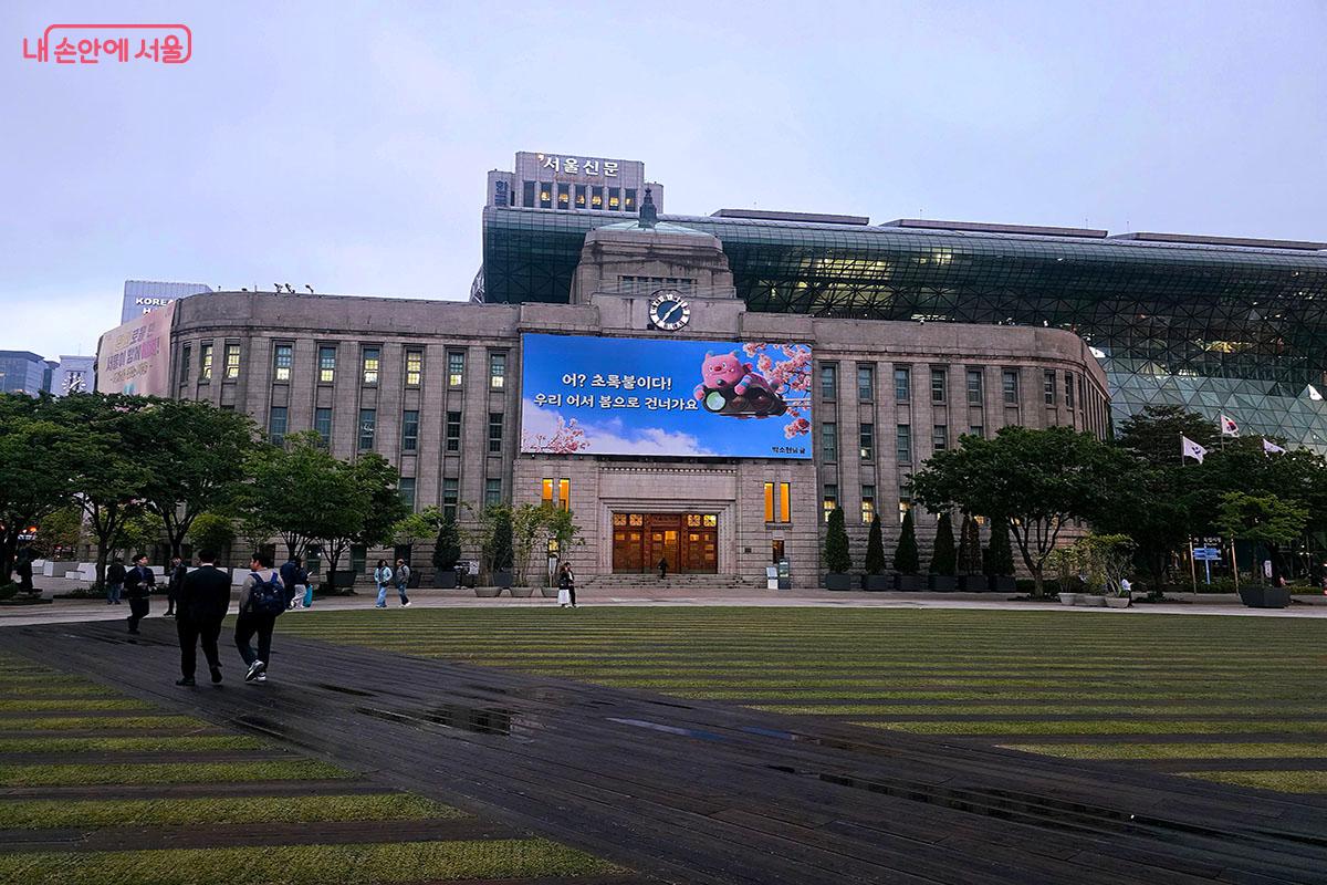 평일의 서울광장은 다양한 프로그램으로 채워진다. &copy;양순남