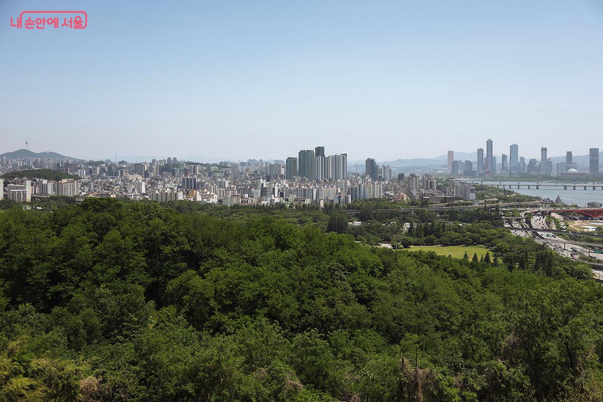 남산, 롯데월드타워 등 서울의 명소를 조망할 수 있는 하늘공원 동측 전망대 ©김아름