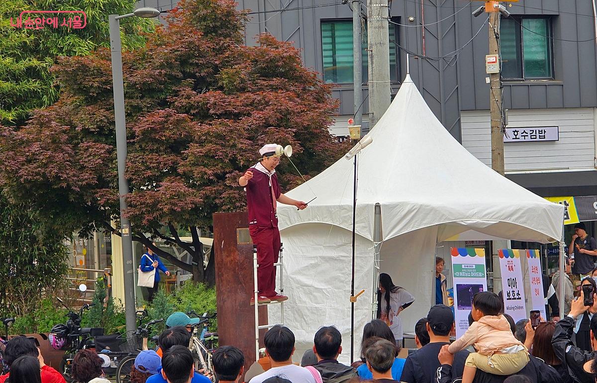 공연자가 가느다란 사다리 위로 올라서서 공연을 하고 있다. &copy;조성희