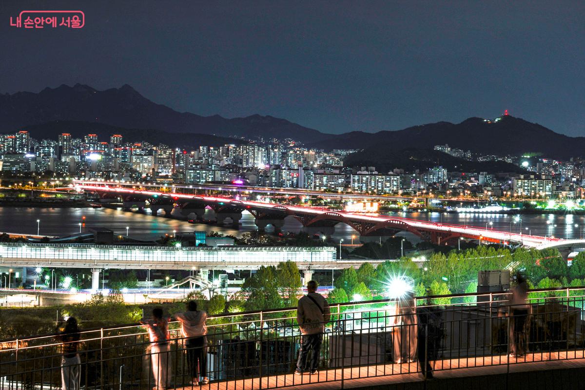 새롭게 떠오르고 있는 한강야경 조망 명소 '용왕산 스카이워크' &copy;박우영
