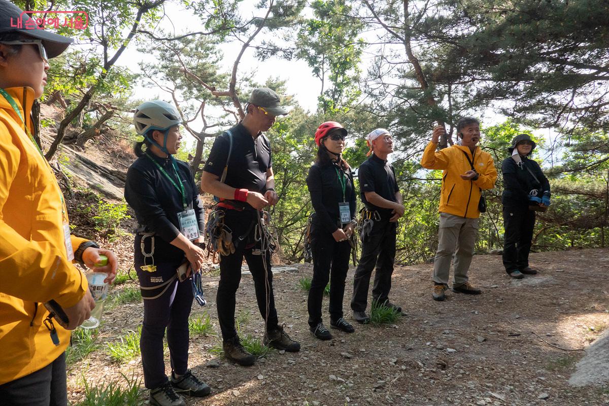 암벽 등반을 지도하고 도와줄 전문 산악 강사를 보니 마음이 놓인다. &copy;김경희