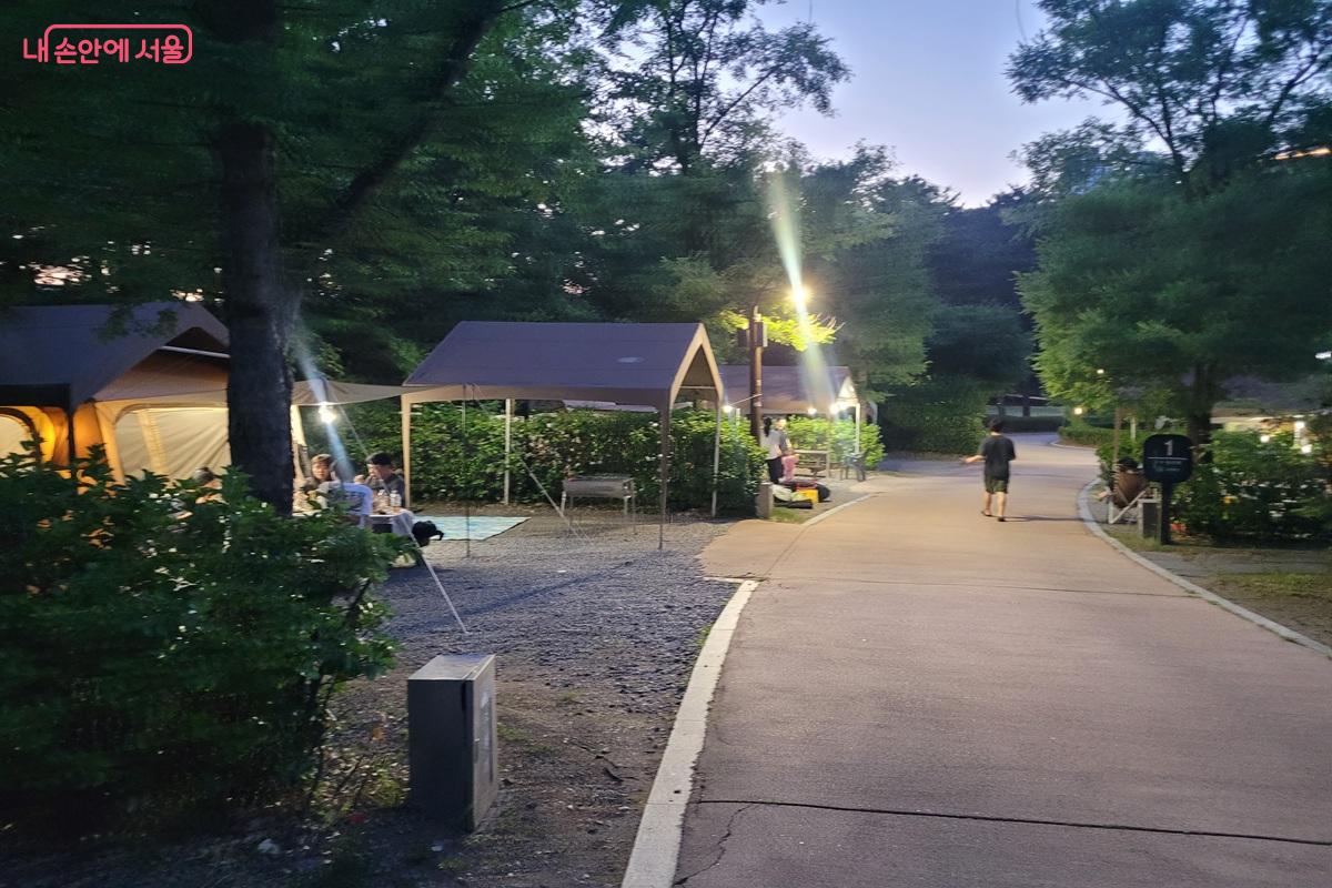 산책로에서 시민들이 천천히 하루를 마무리하고 있다. &copy;조연