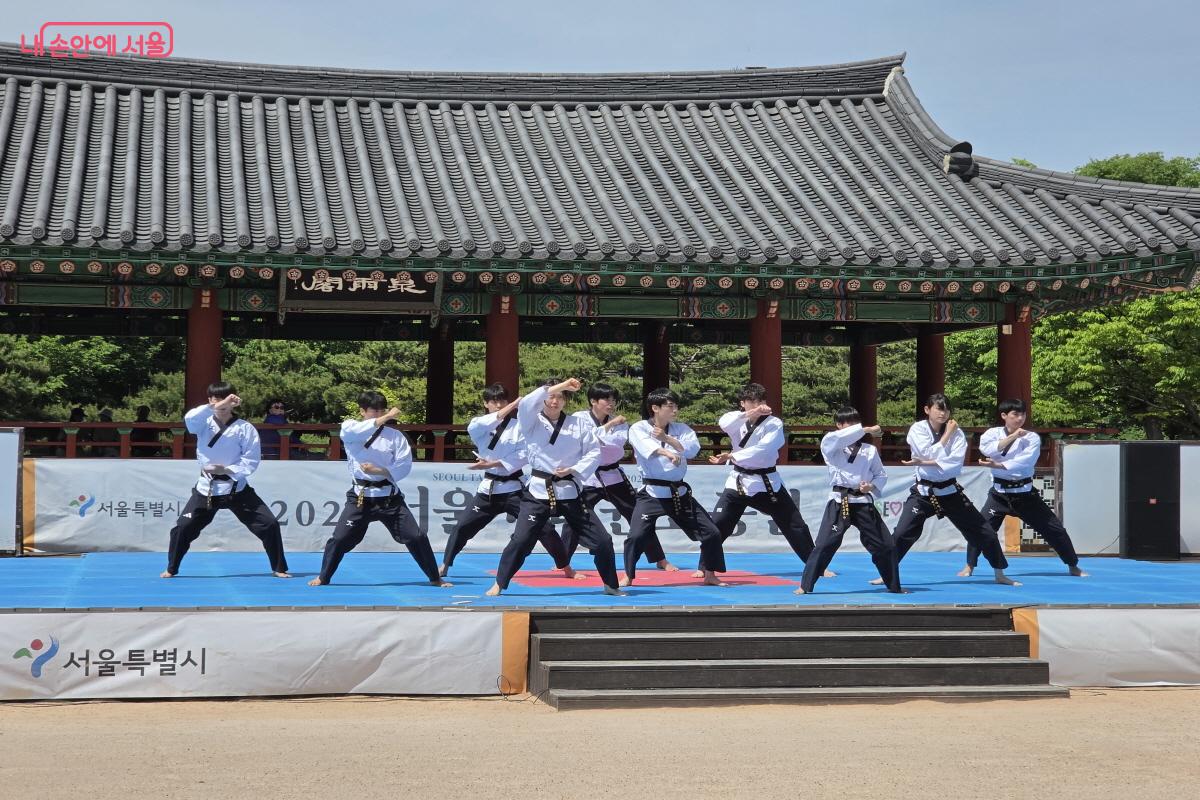 무대에 오른 비가비팀. 음악과 퍼포먼스, 군무를 곁들이 공연을 선보였다. ⓒ조수연