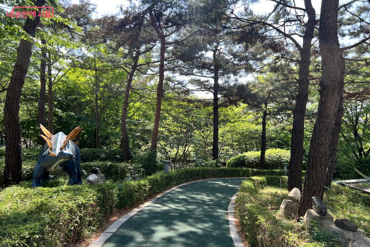 공룡 공원도 가볍게 산책하기 좋다. &copy;박지영
