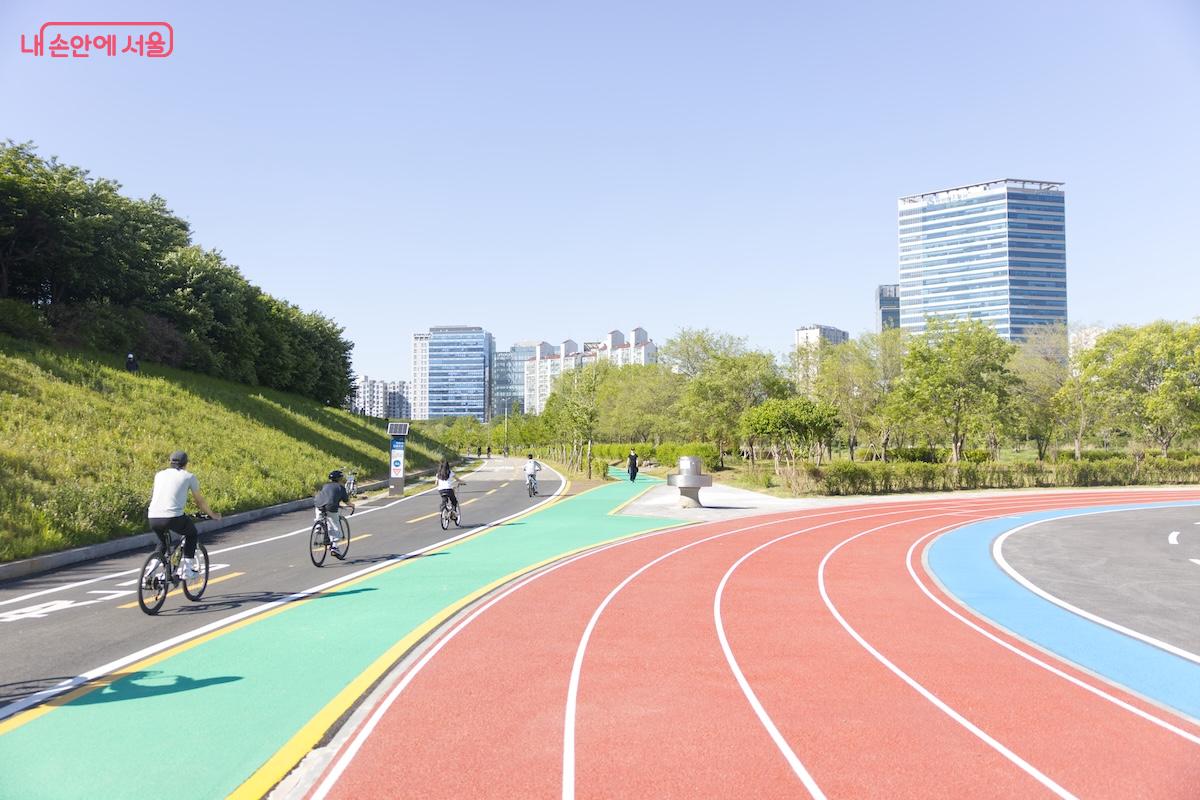 바닥 탄성소재를 활용해 튼튼하고 배수도 잘되는 구조를 채택했다. &copy;임중빈