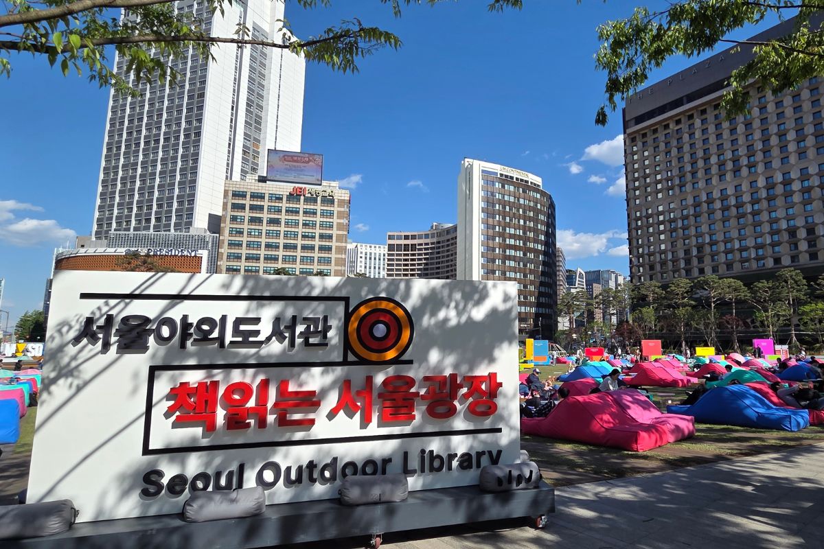 서울광장, 햇살 가득한 야외도서관이 되다! (ft. 서로장터)