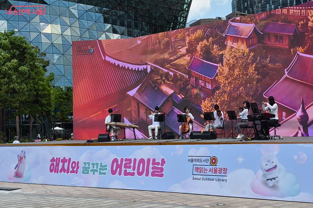 &lsquo;청춘유수 포에니스&rsquo;의 전통 악기와 클래식이 결합된 공연이 진행됐다. &copy;권수진