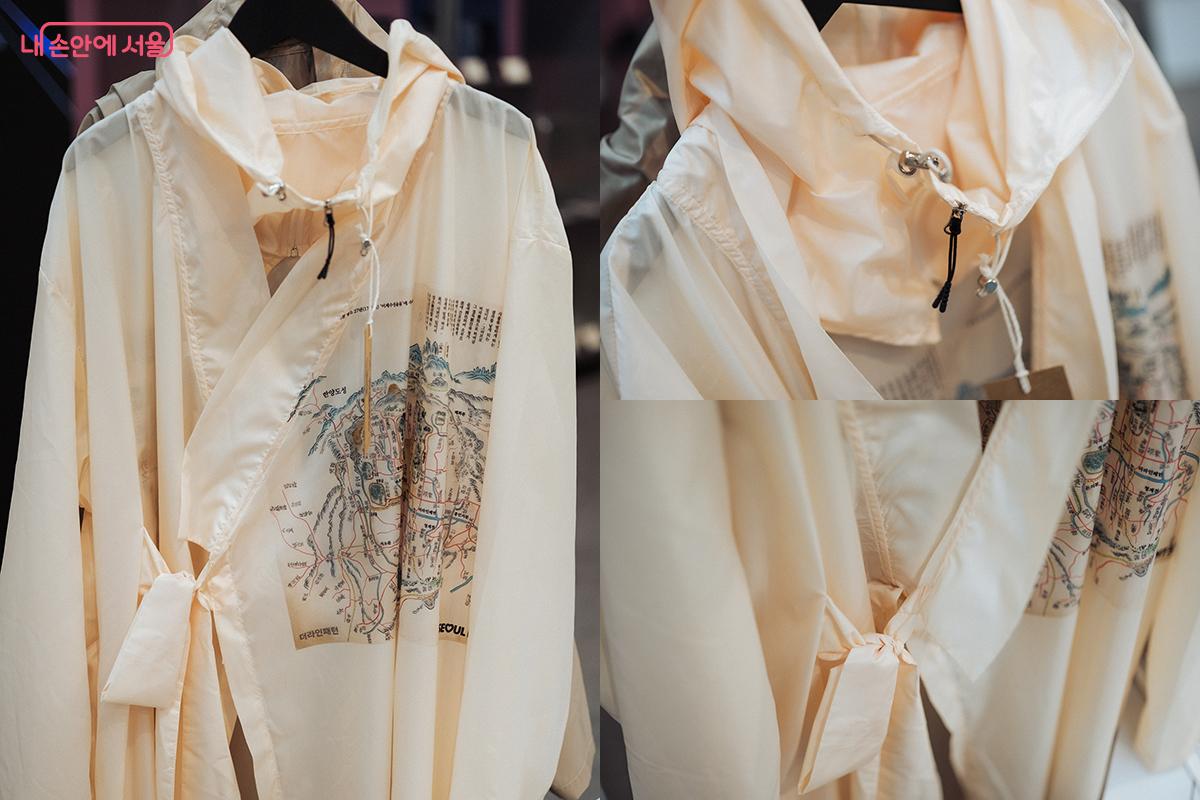더라인패턴(THE LINE PATTERN) 두루마기 비옷(Durumagi Raincoat / 2종) ⓒ김아름