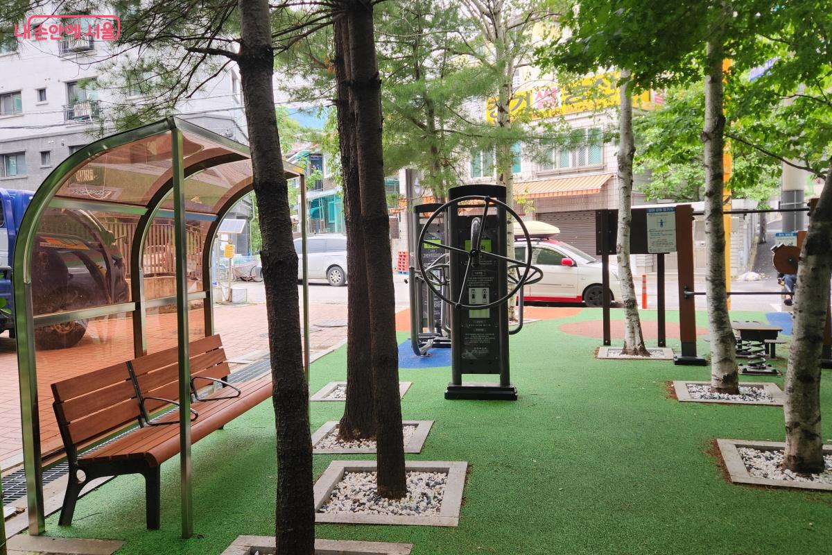 작은 공원이지만 나무가 많아 쾌적하다. &copy;김미선