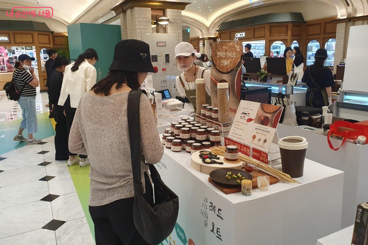판매대마다  많은 손님들이 찾아와 신박한 로컬상품에 주목했다. &copy;엄윤주