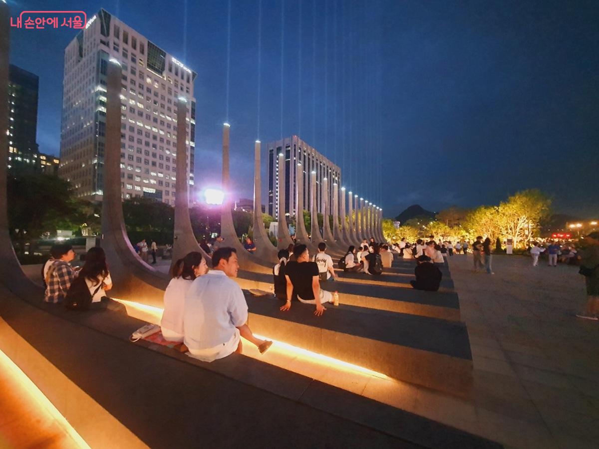 5월 12일 개장해 시민들에게 야경명소로 빠르게 자리잡고 있는 '감사의정원' ©김병규