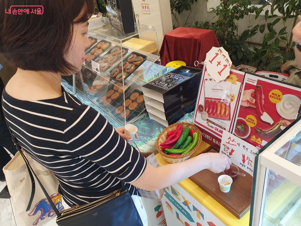 한 시민이 청양고추빵을 관심 있게 시식 중이다. ©엄윤주