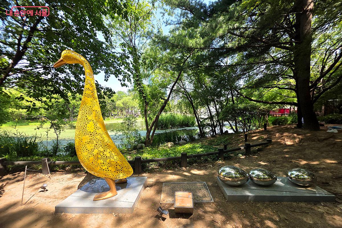 친숙한 동물 조각으로 생명의 에너지와 따뜻함을 표현한 신한철의 <평화로운 일상> ©이정민