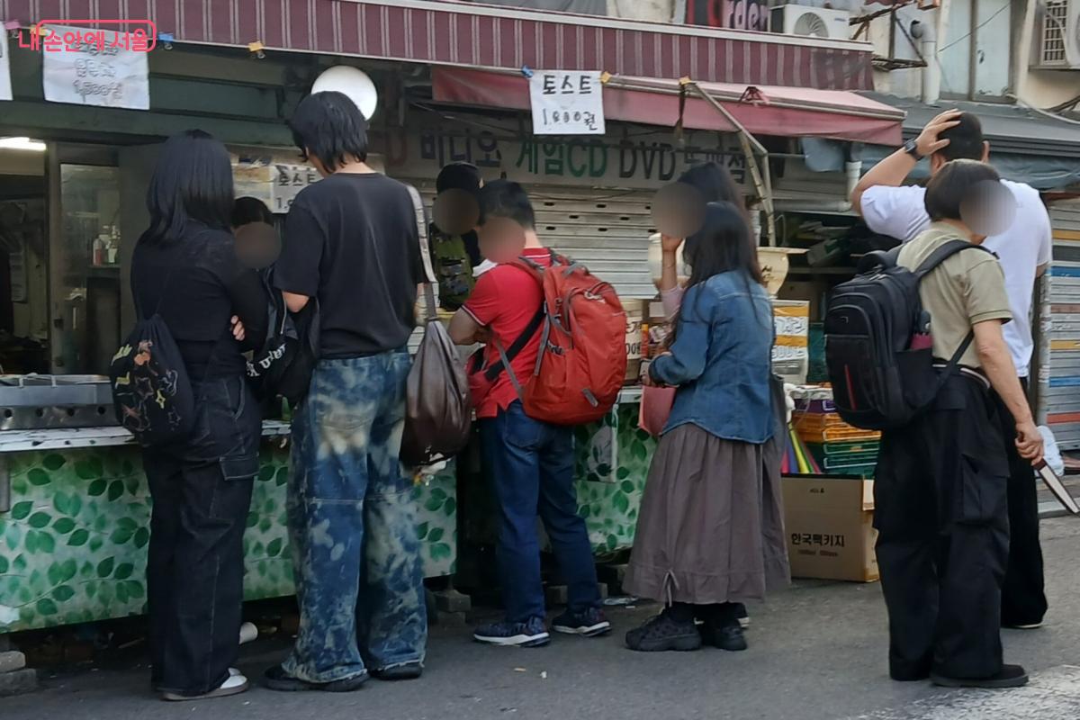 동묘 벼룩시장의 상징 '천원 토스트' ©최은영