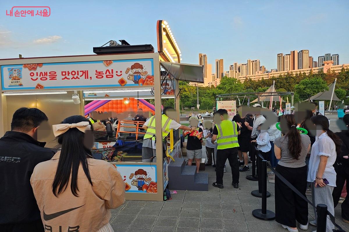 축제가 열리는 잠수교는 국내외 관광객이 찾는 서울의 대표 명소로 자리 잡았다. &copy;강다영