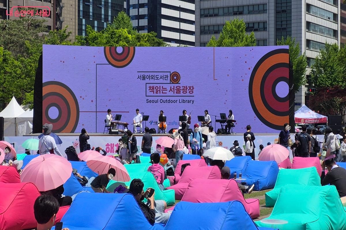 전통 악기와 클래식을 공연하는 &lsquo;청춘유수 포에니스&rsquo; &copy;권수진