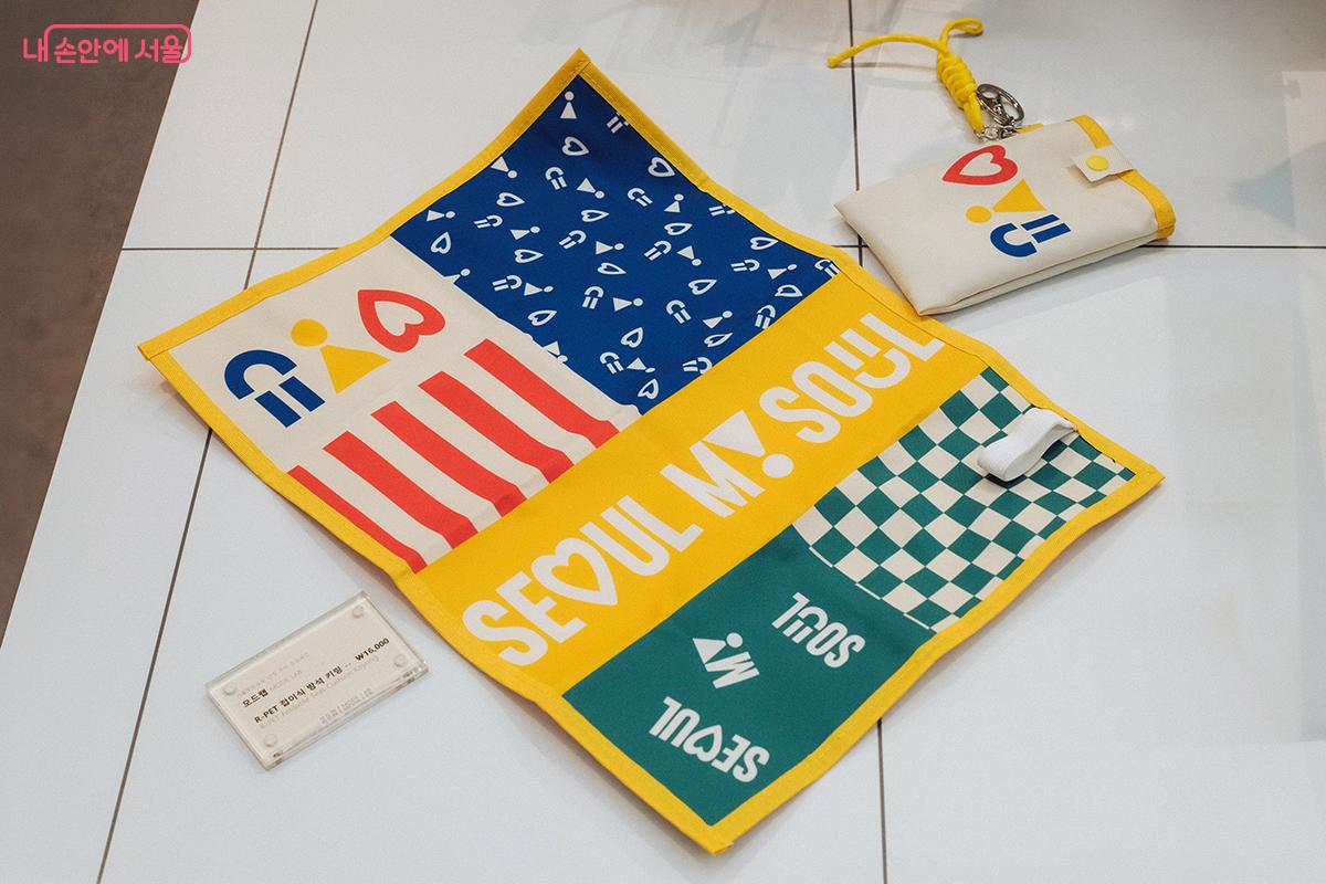 모드랩(MODE LAB) R-PET 접이식 방석 키링(R-PET Foldable Seat Cushion Keyring) ⓒ김아름