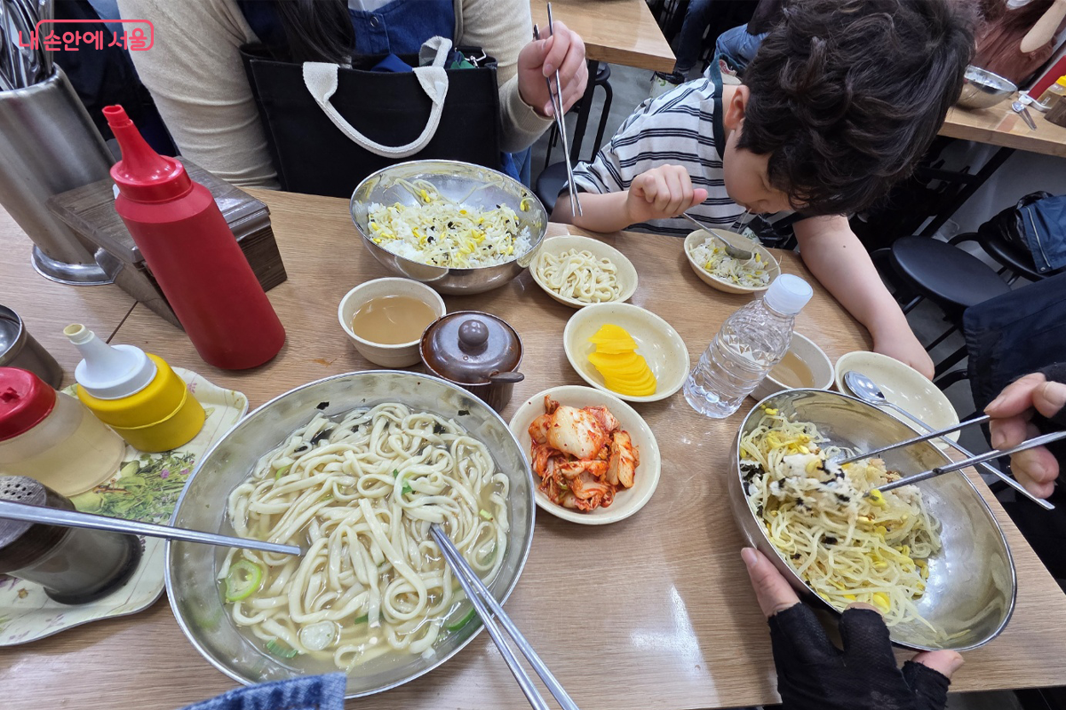 4대가 함께 모여 맛나게 먹는 망원시장에서의 즐거운 추억 ©장미화