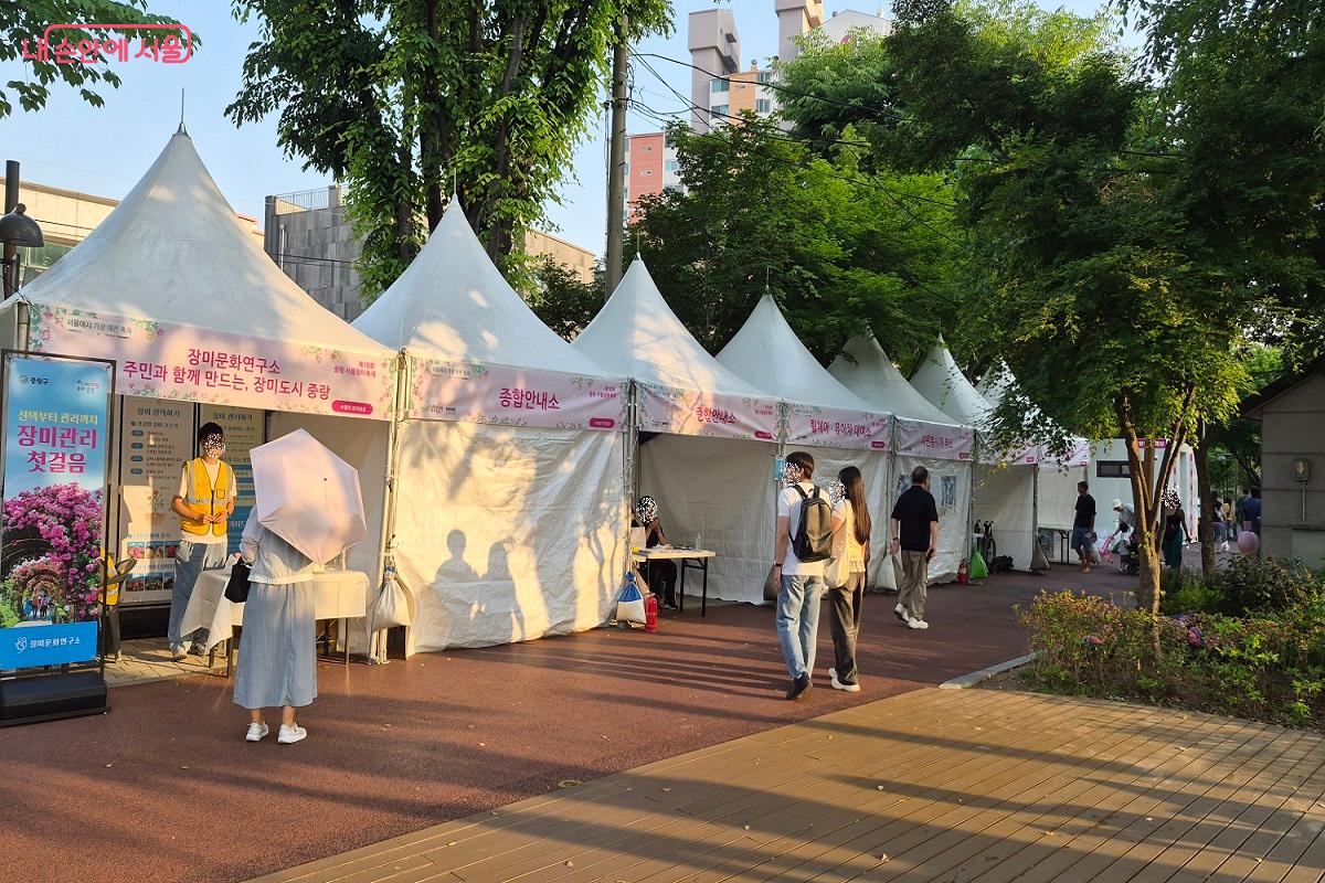 서울의 대표 축제인 만큼 종합상황실이 설치되어 안전 행사를 위해 노력하고 있었다.