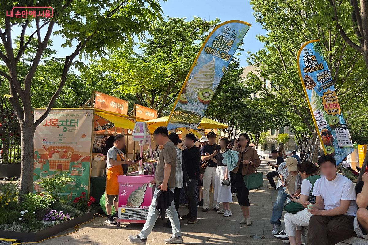 전국 각지의 우수한 농특산물 직거래 농가와 상생을 실천하는 '서로장터'의 먹거리 부스 &copy;이다현