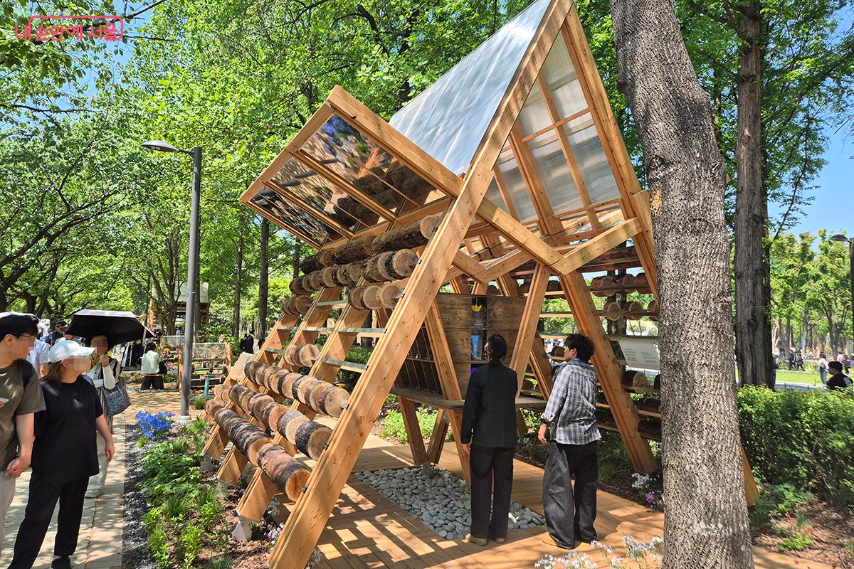 한국 전통 목구조 기법을 현대적으로 재해석한 파빌리온 '맞춤집'