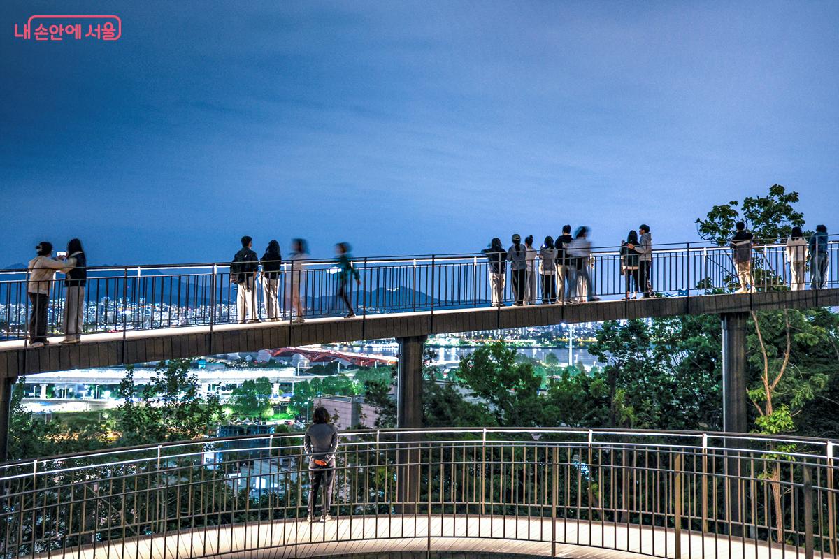 산책로에서 한강 야경을 기다리는 시민들의 모습 &copy;박우영