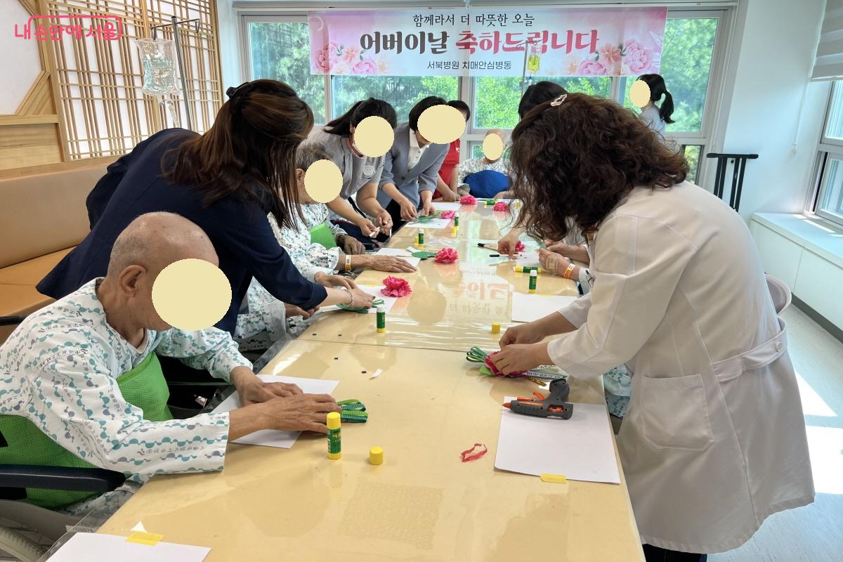 '잘돌봄 프로그렘'의 일환으로 입원 환자를 위한 카네이션 만들기 프로그램이 진행됐다. ⓒ박지영