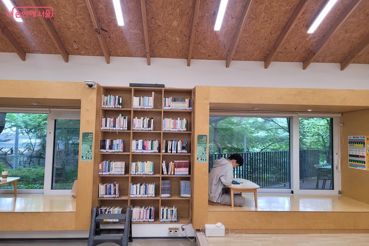 삼청공원숲속도서관 내부 &copy;조연