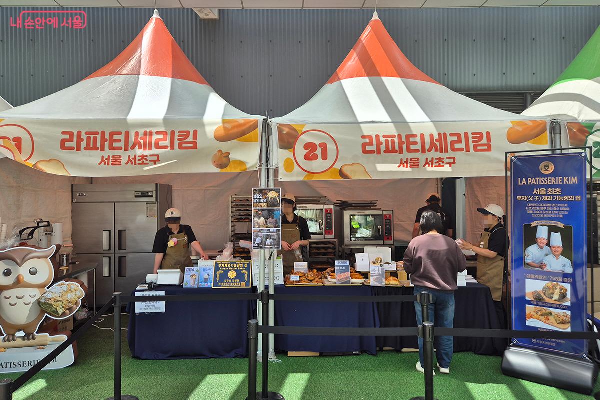 서초구의 라파티세리킴 (La Patisserie Kim)은 서울 최초 부자 제과기능장이 운영하고 있다.