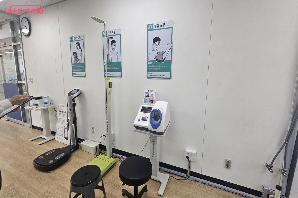 체성분&middot;신장&middot;혈압 측정 장비가 마련된 기초검사 공간 ⓒ김도희