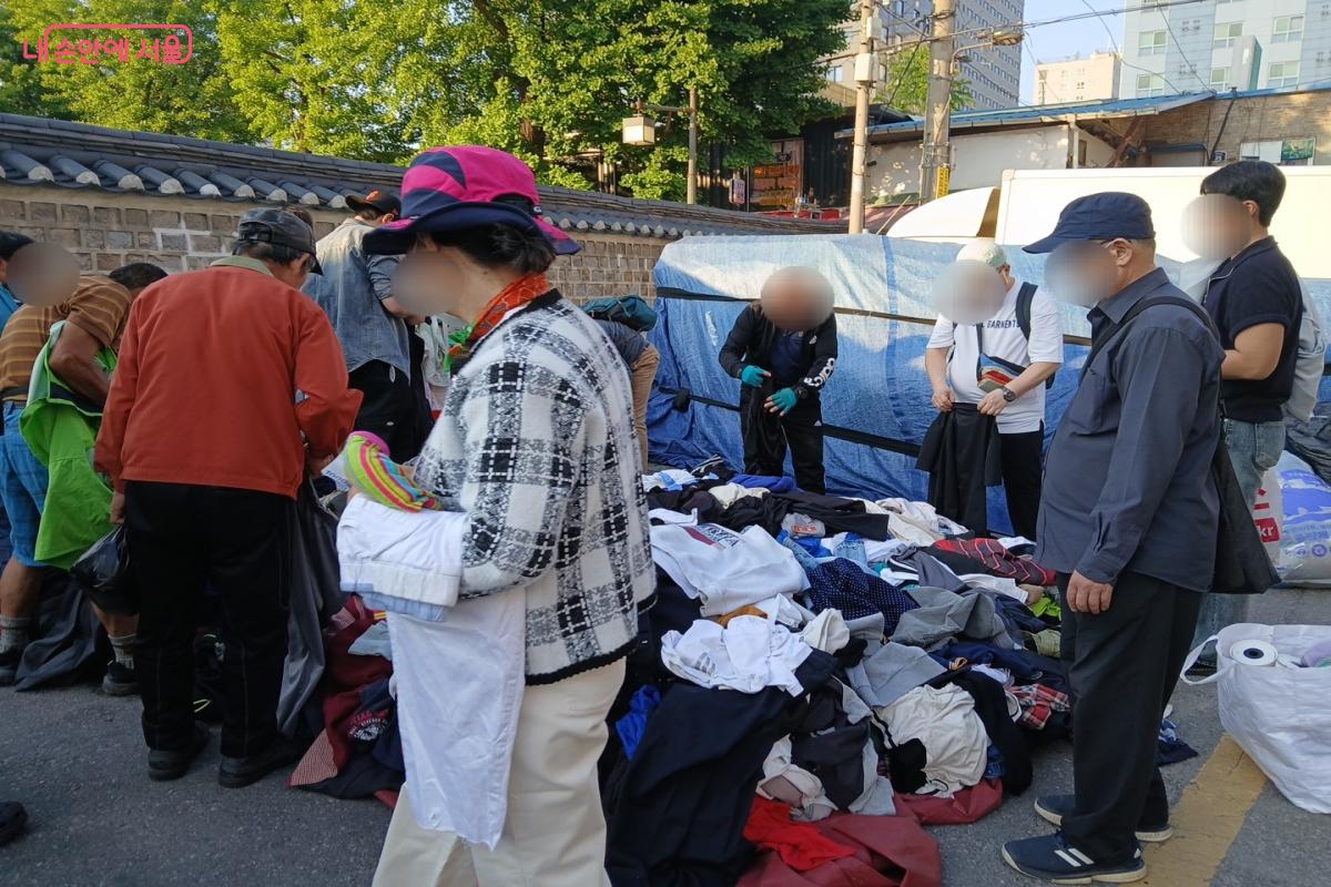 동묘 벼룩시장에서 저렴한 중고 의류를 고르고 있는 사람들 ©최은영
