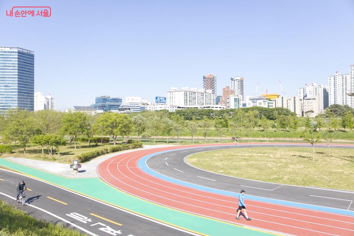 약 1만 4,000㎡에 달하는 부지가 쾌적한 멀티스포츠존으로 재탄생한 모습 &copy;임중빈