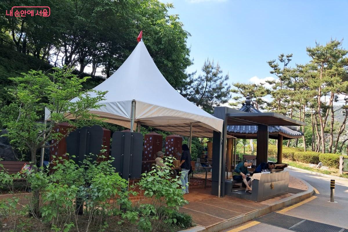 맨발 걷기 후 시민들의 편의를 위해 발을 씻을 수 있도록 만들어 진 세족시설 ©장형진