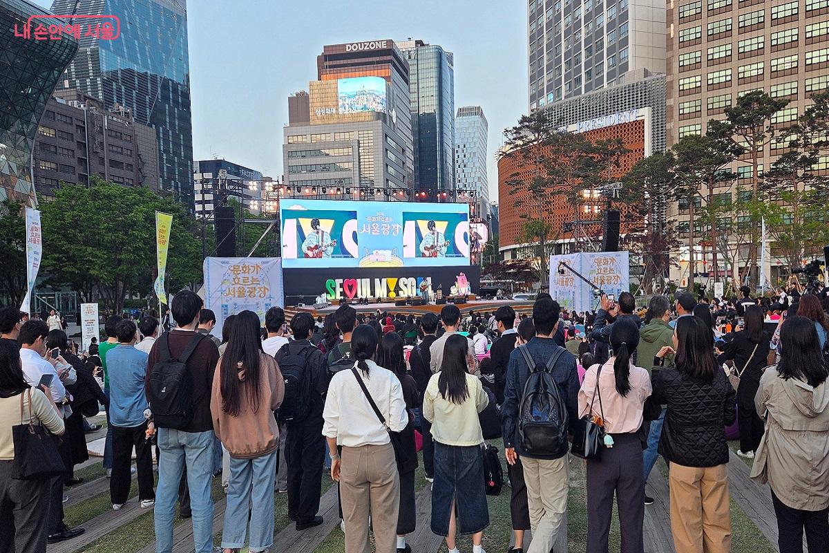 점점 어두어지는 밤에도 좀처럼 발걸음을 돌리지 못하고 있는 시민들 &copy;이상돈