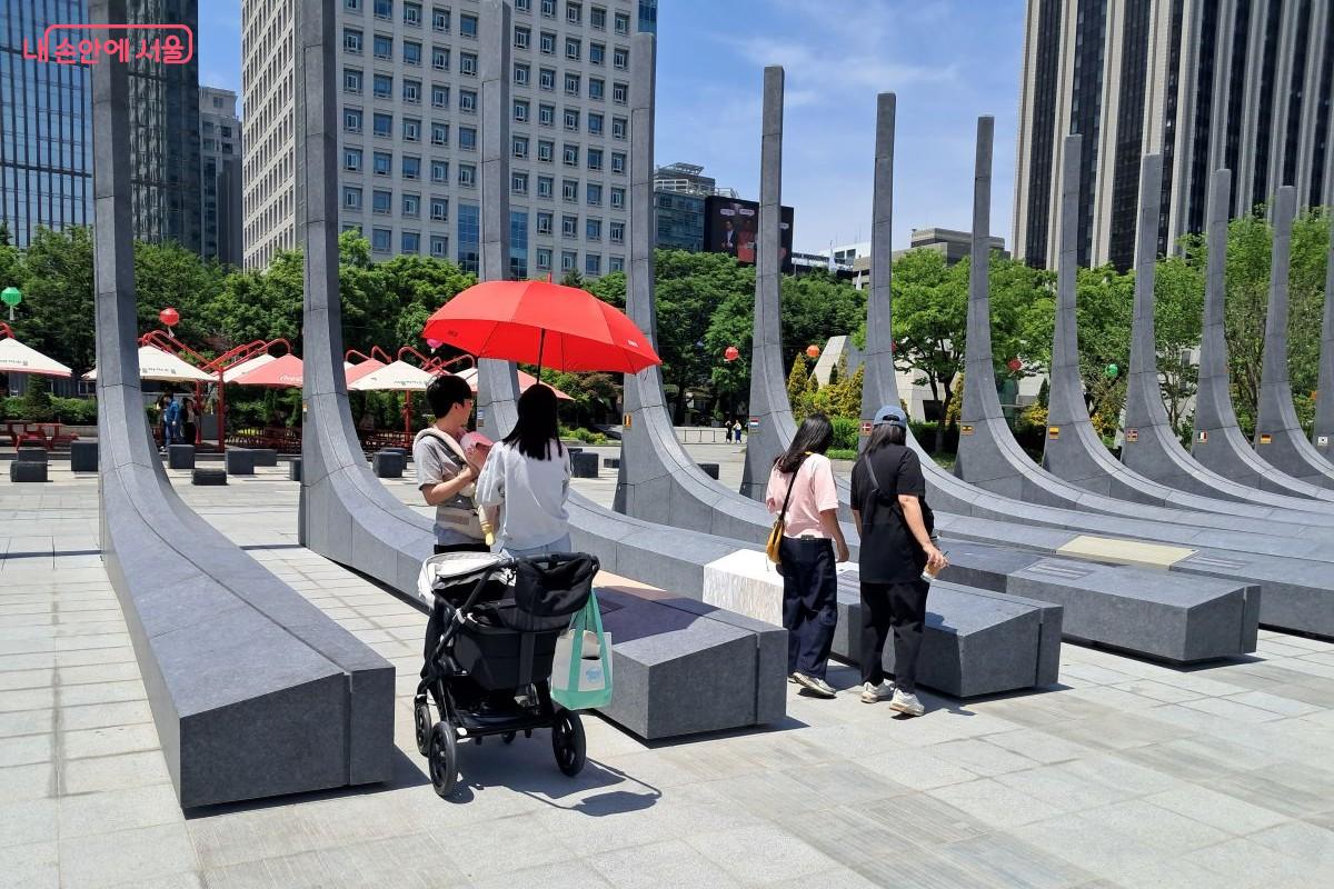 많은 방문객들이 '감사의 정원' 지상 조형물을 바라보며 평화를 다짐하고 있다. &copy;장형진