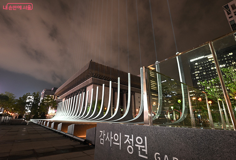 서울시는 6&middot;25전쟁 참전용사들에 대한 깊은 감사의 의미를 담은 감사의 정원을 개장했다.  
