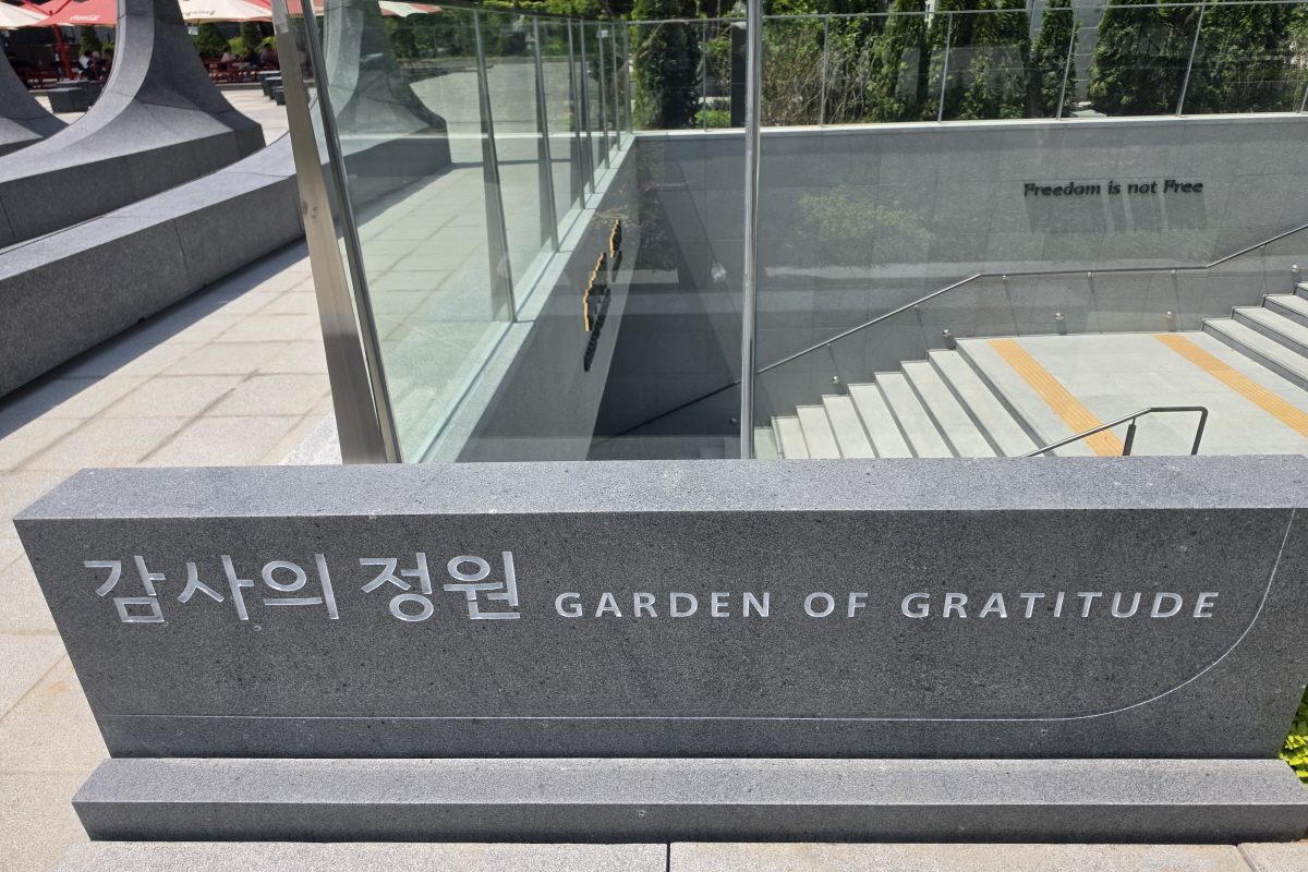 광화문광장 &lsquo;감사의 정원&rsquo;에서 마주한 자유와 희생, 그리고 감사