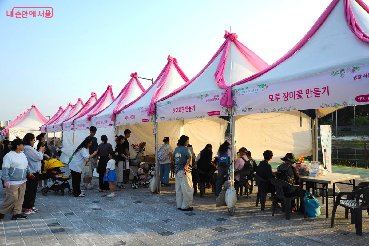 장미 관련 소품을 직접 만들어 보는 &lsquo;YES 키즈 판타지아&rsquo; 부스 &copy;조수봉