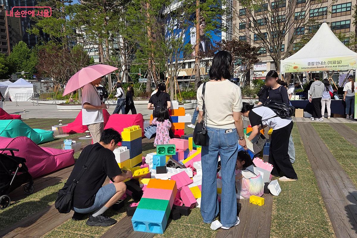창의놀이터 내 대형 블록존에서 부모와 아이들이 함께 블록을 쌓고 있다. &copy;이다현