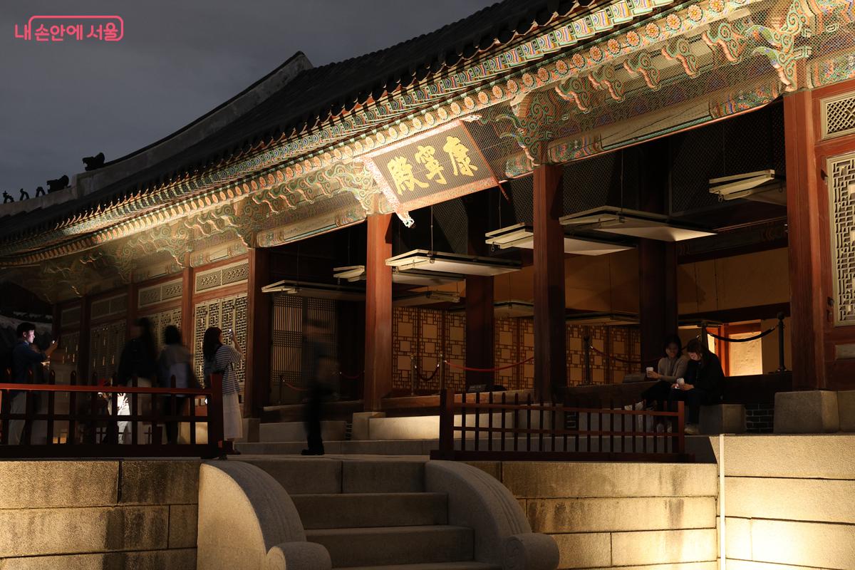 경복궁의 야경을 사진으로 담고 있는 시민들 ©박우영