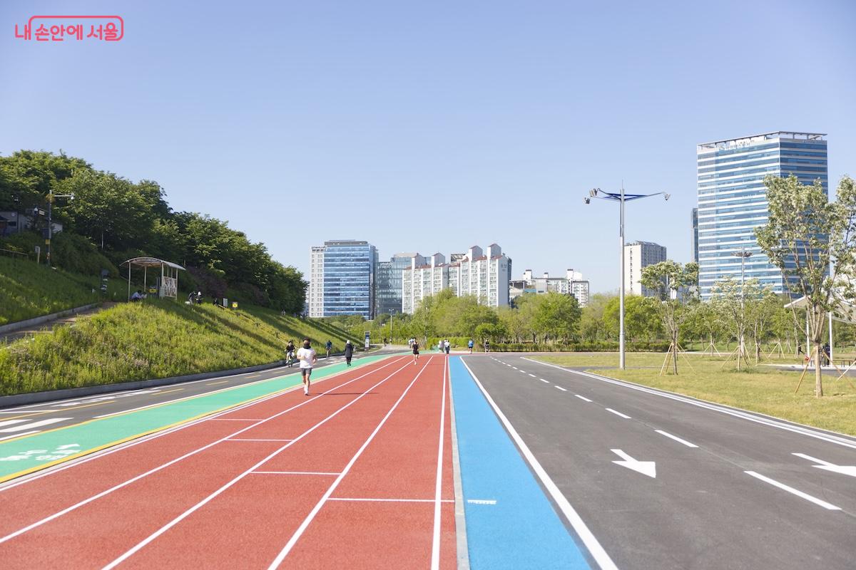저절로 운동이 하고 싶어지는 멋진 환경이다. &copy;임중빈