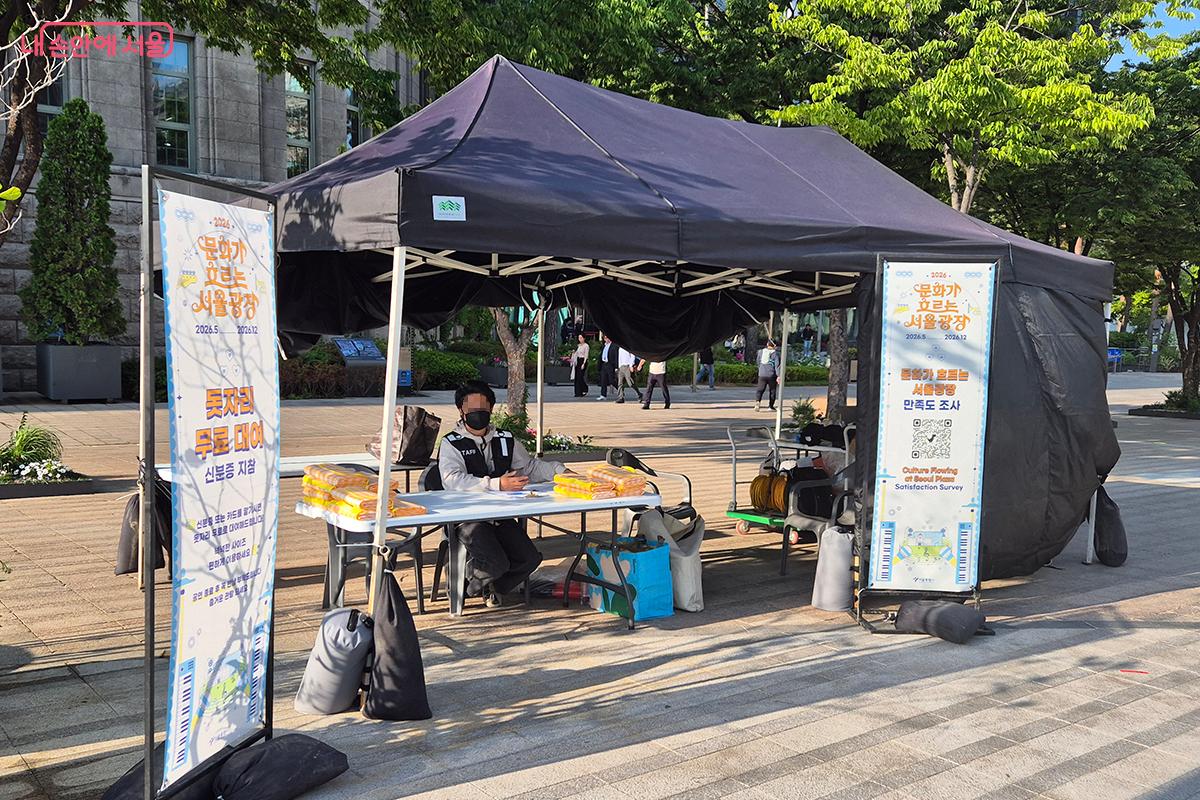 종합안내소에서 QR 코드를 찍으면 행사용 돗자리를 대여할 수 있고 사은품도 받는다.