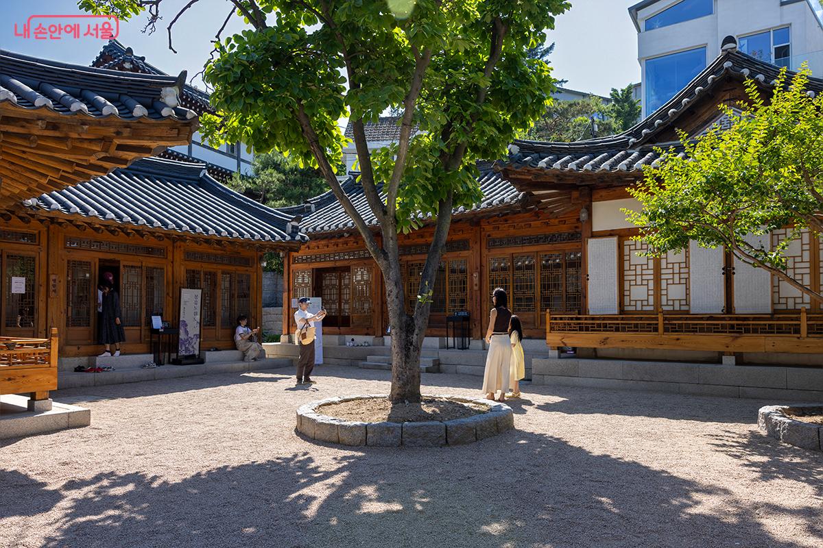 무계원 마당 전경. 전통 한옥과 나무가 어우러진 모습 ©장신자