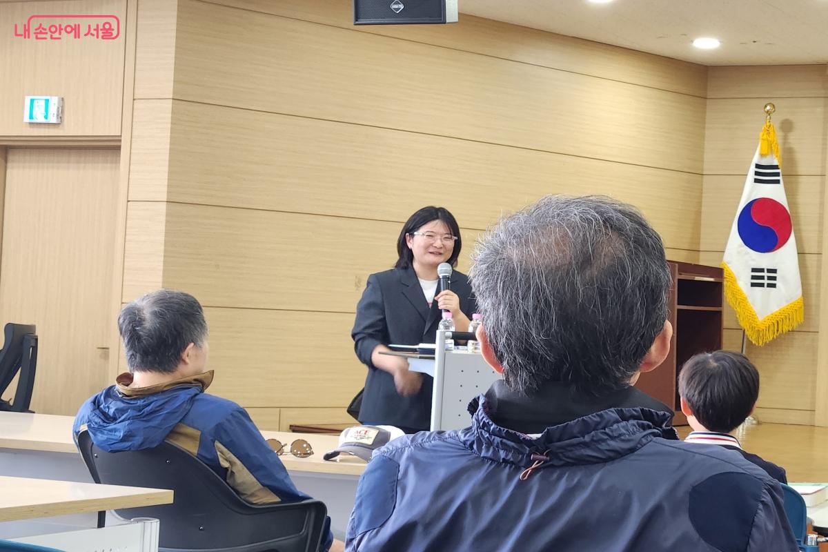김예슬 작가가 시민들과 함께 후암동과 서울역 일대의 건축 이야기를 나누고 있다. ©윤혜숙