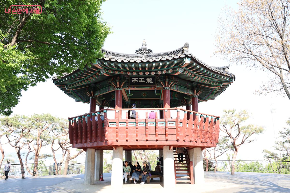 정상에는 서울 정도 600년을 기념하여 1994년에 건립된 '용왕정'이 있다. &copy;박우영
