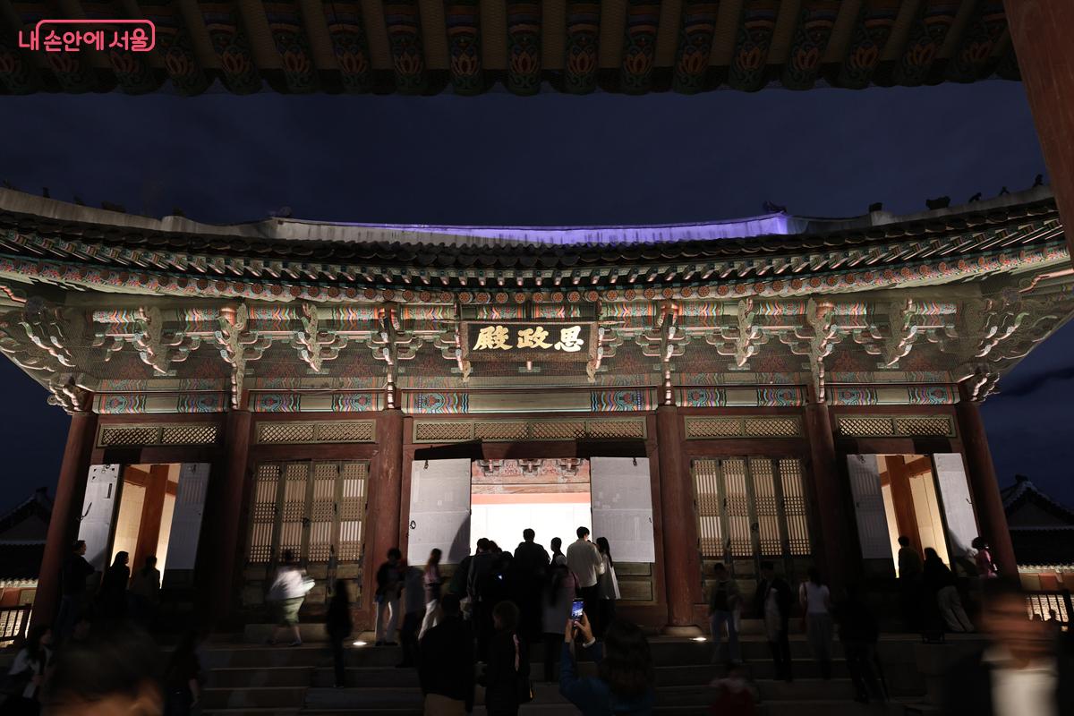 밤마실 하기 좋은 시즌을 맞아 많은 관람객들이 경복궁을 찾았다. ©박우영